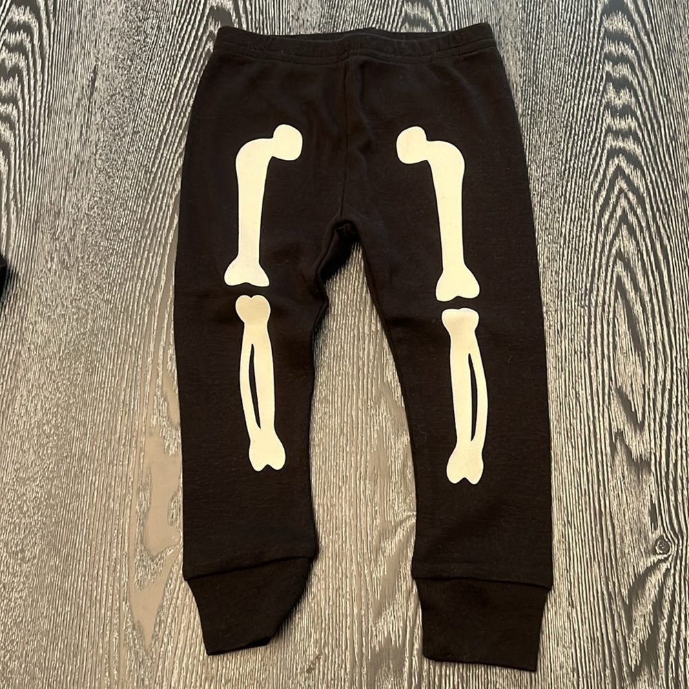 Carter’s 2 Piece Skeleton Pajamas-Halloween- 12M - NWT - Picture 3 of 8